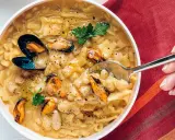 Un plato humeante de pasta fagioli e cozze, con mejillones jugosos y alubias cremosas en un caldo sabroso.