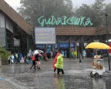 Deszczowa pogoda w Zakopanem? Na Gubałówce można schronić się pod parasolem, kupić coś na rozgrzewkę lub skorzystać z kolejki linowej.