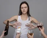 Kobieta odrzuca alkohol i papierosy, chroniąc swoje szare komórki. Czy szare komórki się regenerują? Zdrowy wybór to podstawa.