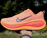 Pomarańczowy but do biegania Nike z technologią ZoomX. Czy w butach do biegania można chodzić? Tak, są wygodne na co dzień!