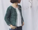 Chaqueta tejida a dos agujas con borde blanco. Encuentra patrones de chaquetas de punto dos agujas gratis para crear la tuya.