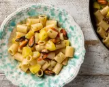 Piatto di pasta patate e cozze, un classico saporito.