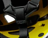 Wewnętrzna część żółtego kasku rowerowego z systemem MIPS. Czy kask MIPS warto kupić? Ten model Fox zapewnia bezpieczeństwo.