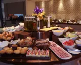 Ideas para buffet desayuno hotel: croissants, pasteles de fresa, jamón, ensaladas, frutas y panes.
