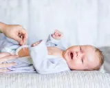Delikatna pielęgnacja pępka noworodka, aby zapobiec zapaleniu pępka.