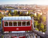 Riesenrad-Gondel mit Blick auf Wien. Eine Fahrt mit dem Riesenrad ist ein Muss, wenn man wissen will, was man in Wien machen kann.