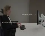 Une femme assise, respectant la règle ergonomique : dos calé, avant-bras à l'horizontale, écran à hauteur des yeux.