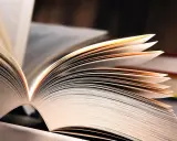 Pages d'un livre ouvert, un exemple de tautologie littéraire. La lumière éclaire les fines feuilles de papier.