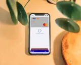 Zobacz, jak działa Apple Pay: zbliż telefon z kartą ING Mastercard do czytnika. Szybko i bezpiecznie zapłacisz.