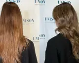 Zwei braunhaarige Frauen, eine mit glattem, die andere mit welligem Haar, vor einem Hintergrund mit dem Logo "UNISON HAIRSTYLE AND EDUCATION".