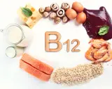 Produkty bogate w witaminę B12: łosoś, wątróbka, jajka, nabiał, krewetki, grzyby, ser, płatki owsiane. Zapobiegają objawom niedoboru witaminy B12 u osób starszych.