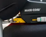 System Isofix w foteliku Maxi-Cosi, gotowy do montażu. Bezpieczeństwo dziecka to priorytet, czy wybierzesz Isofix czy pasy?