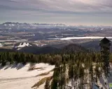 Wieża widokowa na Lubaniu szczycie oferuje zapierający dech w piersiach widok na ośnieżone Tatry i jeziora.