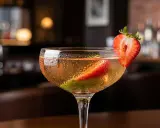 En svalkande alkoholfri strawberry daiquiri med färsk jordgubbe och mynta i ett elegant glas.
