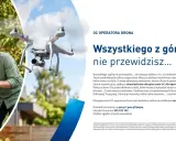 Ojciec i syn cieszą się lataniem dronem. Ubezpieczenie OC drona od PZU zapewni spokój.