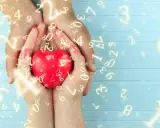 Dłonie trzymają czerwone serce, otoczone liczbami. Numerologia 1 i 3 symbolizują harmonię i kreatywność.
