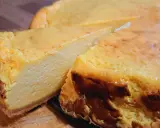 Pyszny, pieczony sernik mango z chrupiącym spodem i kremowym wnętrzem. Idealny na deser.
