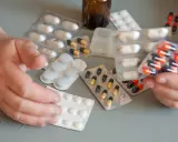 Ręce seniora trzymają opakowania z lekami. Czy leki dla seniorów są za darmo? Wiele osób zastanawia się nad tym pytaniem.