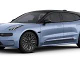 Ein hellblauer Zeekr 001 mit schwarzem Dach und markanten Felgen steht bereit für die Fahrt.