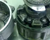 Zużyty sprzęgło klimatyzacji z widocznymi elementami mechanicznymi i łożyskami.