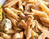 Penne z kurczakiem i pieczarkami: Jak zrobić kremowy obiad w 30 min?