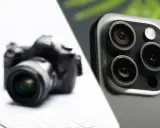 Smartfon vs lustrzanka: porównanie aparatów. Z jednej strony obiektyw i korpus lustrzanki, z drugiej nowoczesny smartfon z potrójnym aparatem.