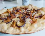 En vit pizza med kantareller och rödlök. En härlig höstfavorit som smakar lika gott som den ser ut.