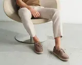 Beżowe buty do czego pasują? Idealnie do lnianych spodni i swetra w ciepłym odcieniu. Stylowy, letni zestaw.