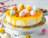 En läcker cheesecake påsk med gul glasyr och dekorerade påskägg. Perfekt för påskfirandet!