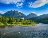 Dunajec w Pieninach, jedno z najpiękniejszych miejsc w Polsce. Góry, rzeka i zieleń tworzą malowniczy krajobraz.
