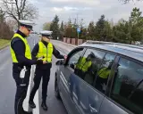 Policjanci kontrolują kierowców. Trzeźwy poranek to podstawa prawna bezpiecznej podróży.