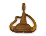 Guitare maghreb en bois, au design moderne et épuré, avec un manche à 12 cordes.