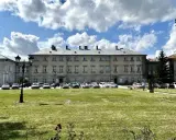 Pałac Zamoyskich w Zamościu, z parkingiem przed fasadą. Sprawdź cennik zwiedzania!