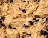 Pâte à cookie crue healthy, riche en pépites de chocolat noir. Une texture onctueuse qui promet un délice gourmand et sain.