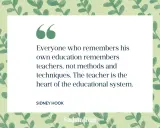 Frases maestra: "El maestro es el corazón del sistema educativo", cita de Sidney Hook sobre la importancia de los educadores.