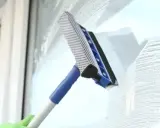 Jak myć okna bez smug? Sprawdzone metody i triki na czyste szyby
