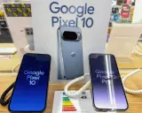 Dwa telefony Google Pixel 10 i Pixel 10 Pro na wystawie sklepowej. Zapowiedź premiery.