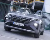 Szary Hyundai Tucson N Line, idealny na wycieczkę po mieście i poza nim. Ten turystyk z pewnością przyciągnie wzrok.