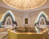 Luxuriöses Hamam Dampfbad mit Marmor, Mosaiken und Kerzenlicht.