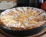 Torta di mele in friggitrice ad aria, dorata e cosparsa di zucchero a velo, pronta per essere gustata.
