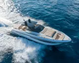 Yacht blanc filant sur l'eau bleue, créant une écume blanche. Idéal pour surveiller son bateau à distance.