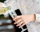 Sekt wird in ein Glas gegossen. Die Frage, wie lange ist Sekt haltbar, beschäftigt viele Genießer.