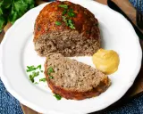 Saftiger Hackbraten, perfekt für ein schnelles Abendessen. Dieses Hackbraten Rezept ist einfach und lecker. Dazu Senf und frische Petersilie.