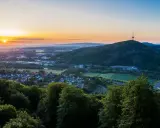 Sonnenaufgang über Porta Westfalica mit Weserdurchbruch, Berg und Fernsehturm.