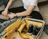 Pakowanie walizki na wakacje all inclusive: ubrania, buty i akcesoria.