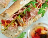 En baguette med en härlig baguette fyllning av salami, ruccola och soltorkade tomater.