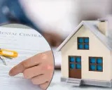 Firma de contrato de alquiler con llaves y maqueta de casa, reflejando el impacto del decreto alquileres.
