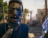 Zombiak w okularach przeciwsłonecznych, z otwartymi ustami, trzymający broń zasilaną elektrycznością. To wygląda na fragment rozgrywki z gry Dead Island 2.