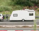 Un coche remolca una caravana blanca con bicicletas en la parte trasera. ¿Qué remolque puedo llevar con el carnet C?