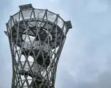 Nowoczesna wieża widokowa na Borowej, z kręconymi schodami i metalową konstrukcją, zaprasza na górę.